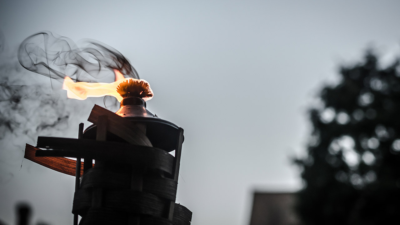 14-lighting-ideas-for-the-perfectly-bright-backyard-tiki