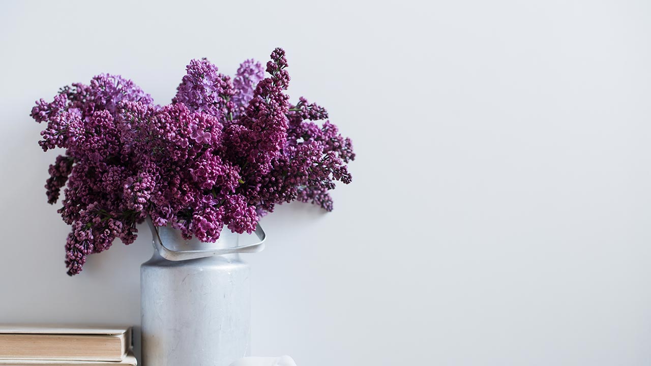 7-hotel-room-decor-tips-to-use-in-your-home-flowers