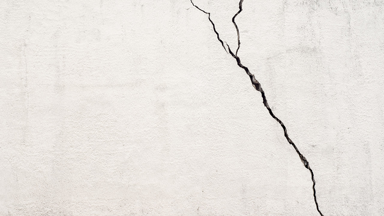 pros-and-cons-of-exterior-stucco-for-your-home-cracked